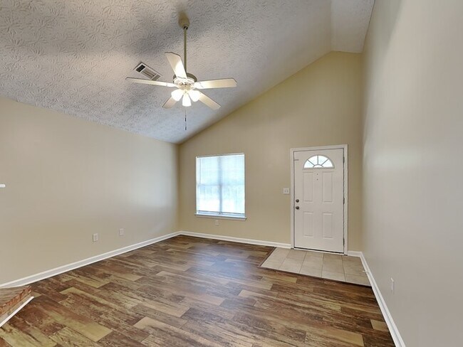 Building Photo - $1695 Off September's Rent When you move i...