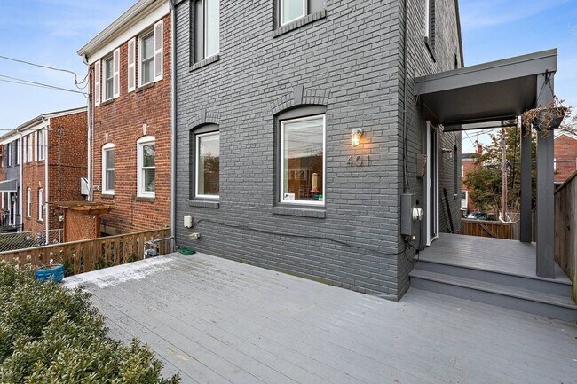 Foto del edificio - Gorgeous Three Bedroom Oasis Near Fort Tot...