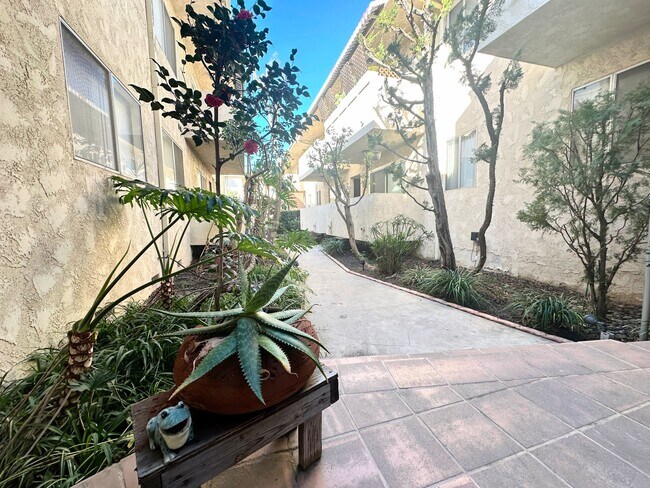 Building Photo - Gorgeous 1bd/1ba unit in Sherman Oaks. Cen...