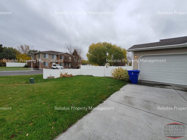 Foto del edificio - 381 W 1st S