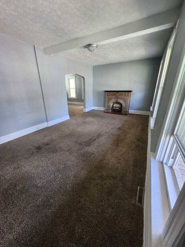 Building Photo - 4 bedroom.2 bathroom single family home