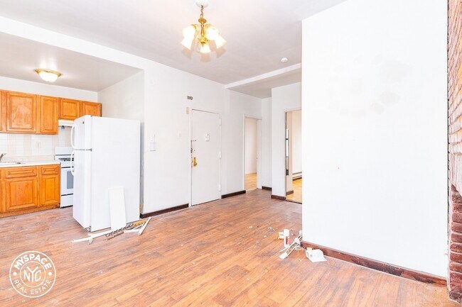 Building Photo - 440 Lorimer St