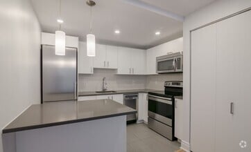 Building Photo - 1525 Av. Victoria
