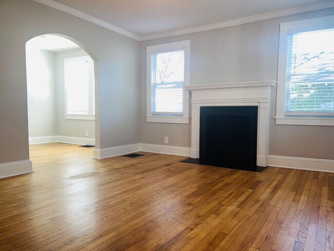 Building Photo - Adorable cottage style home with large fenced in backyard near Downtown Lagrange! Must see!