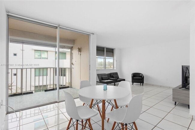 Building Photo - 9440 W Bay Harbor Dr