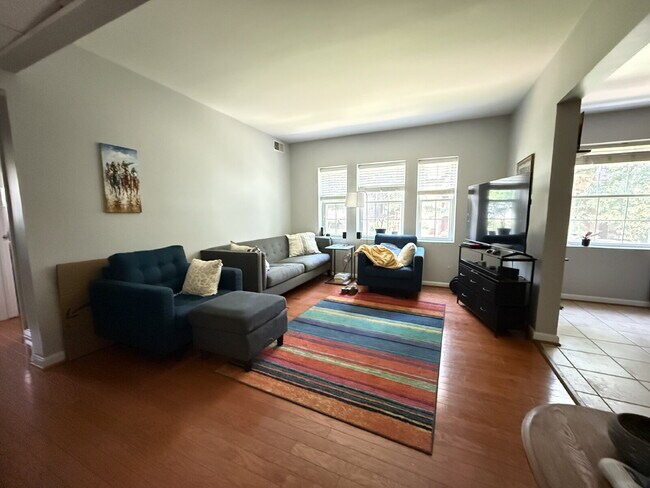 Foto del edificio - Bright & Beautiful Colonial Village Condo ...