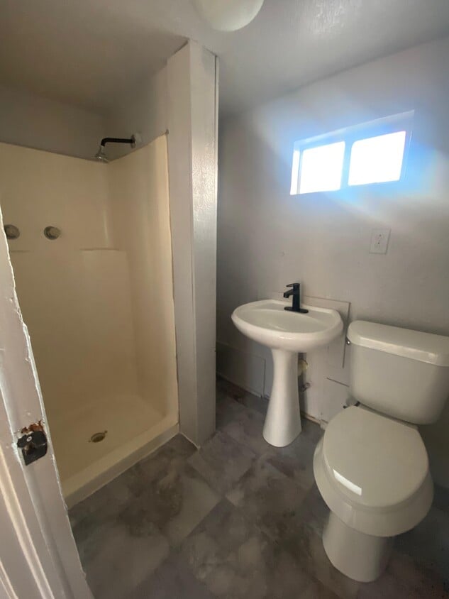 Bathroom - 1234 E Jackson St