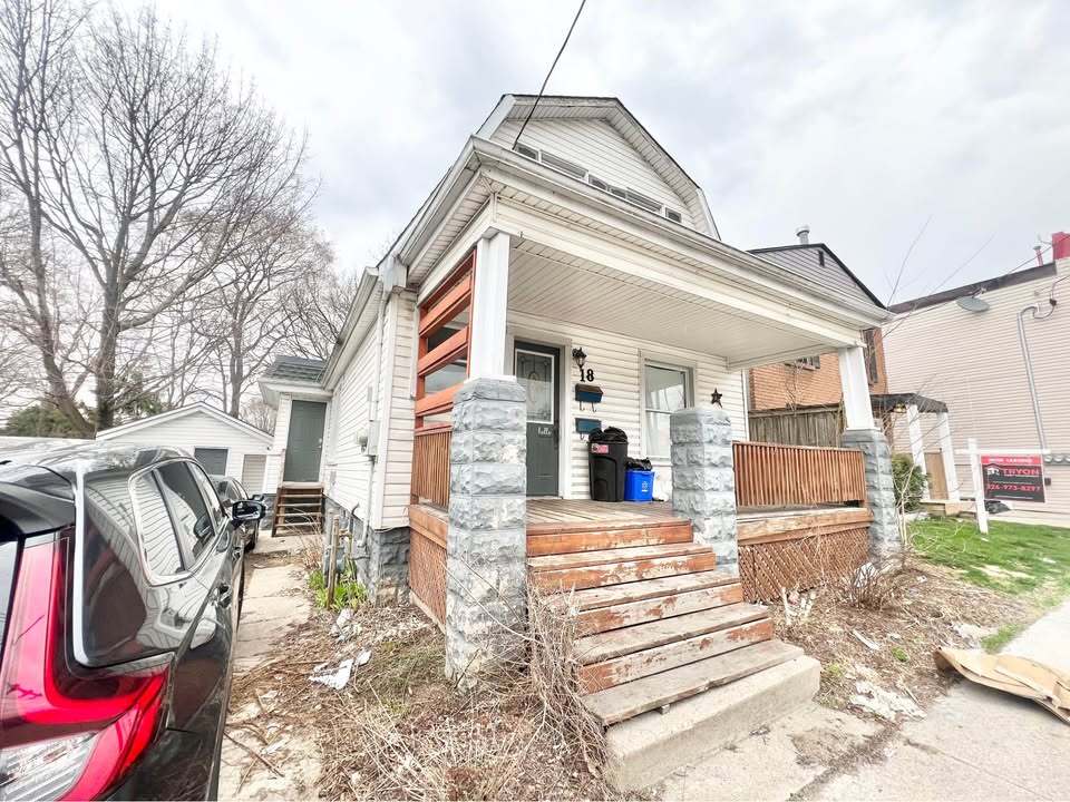 Primary Photo - 18 Adelaide St S