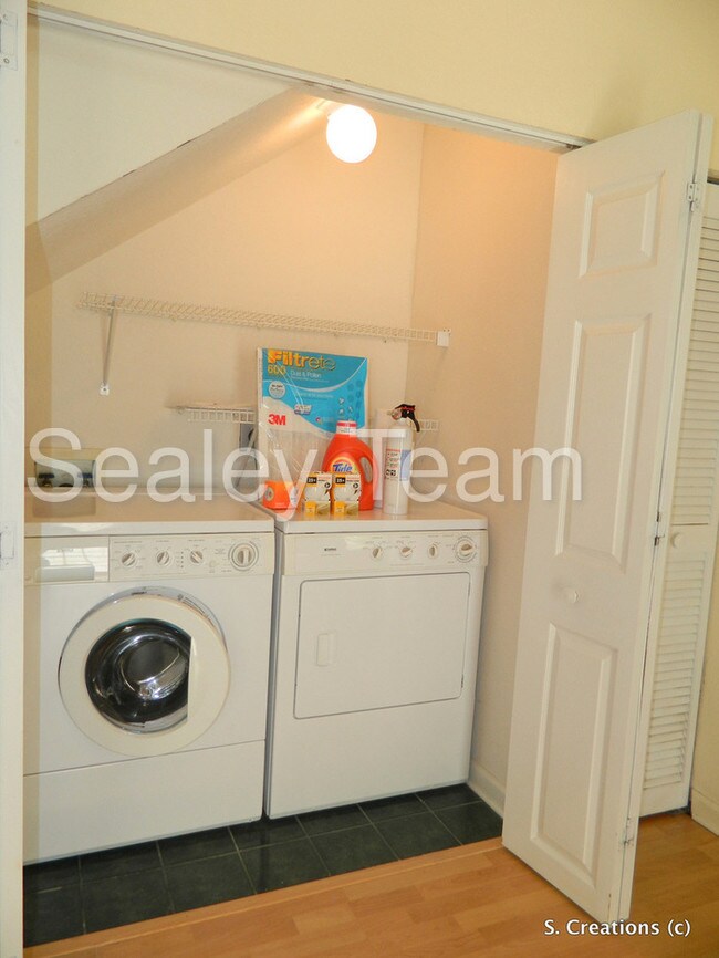 Building Photo - Cross Creek Townhouse