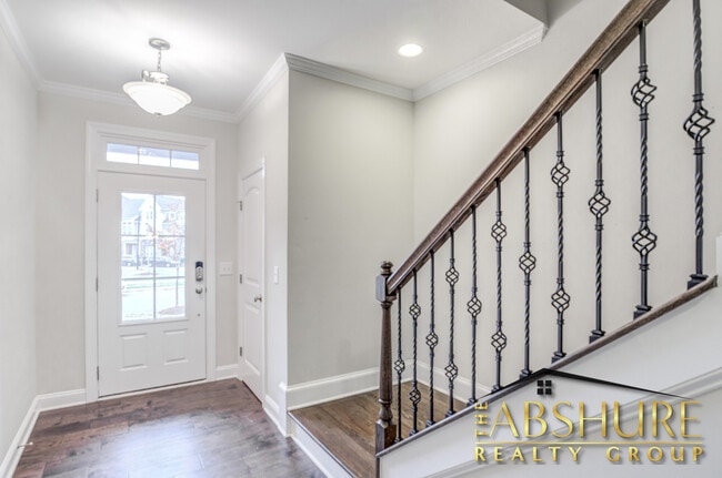 Building Photo - 4240 Vallonia Dr