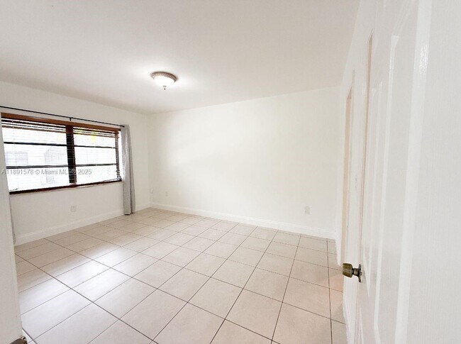 Foto del edificio - 7917 SW 104th St