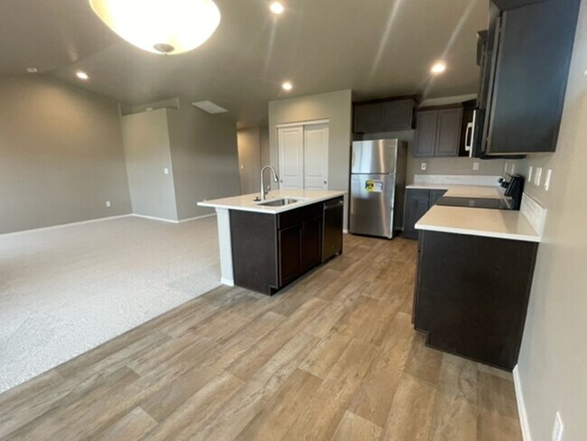 Foto del edificio - Wonderful Home With 3 Car Garage!