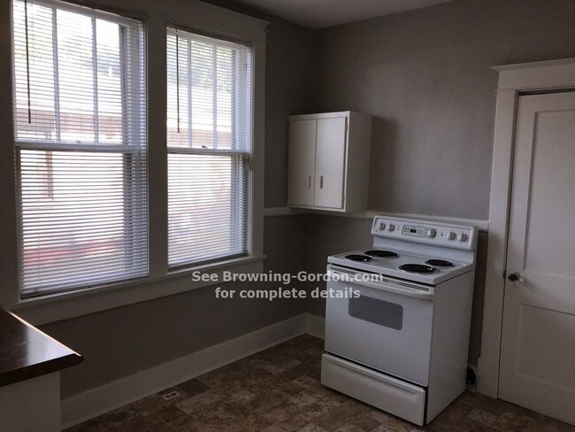 Building Photo - Cozy One Bedroom