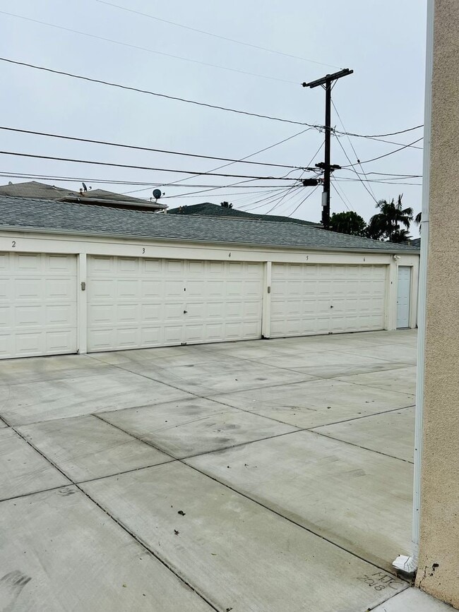 Building Photo - Midtown Ventura - One bedroom, one bath upstairs apartment