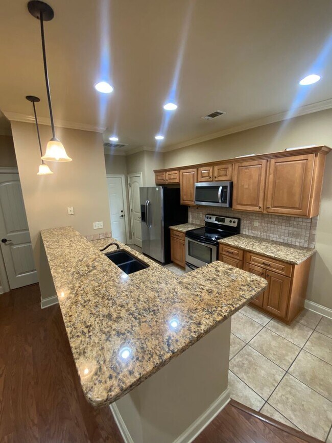 Foto del edificio - Runningvine Lane Townhome!