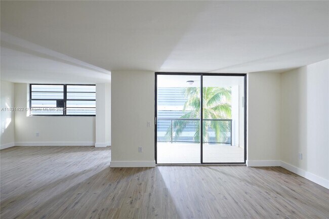 Foto del edificio - 5845 Collins Ave