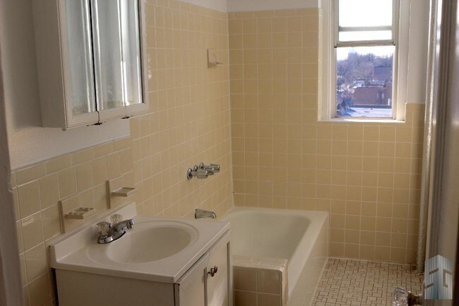 Building Photo - 278 E 238th St