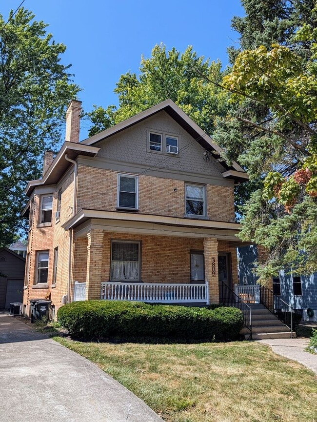 Foto del edificio - Spacious! 4-Bed and 2-Full Bath Unit with Bonus Room, Garage, Large Backyard