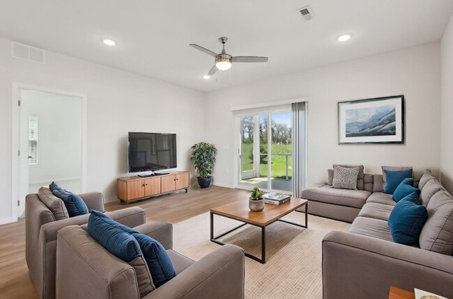 Foto del edificio - The Village at Hinckley Oaks