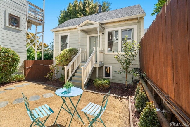 Foto del edificio - "Charming 1-Bedroom Oasis with Pool Access on 29th Street – Fully Furnished & Hardwood Elegance!"