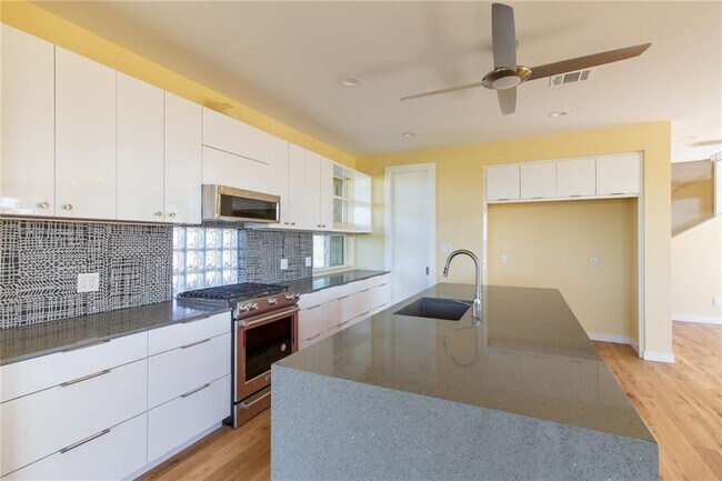 Foto del edificio - 121 Lakeview Dr
