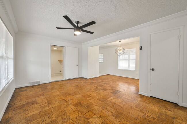 Building Photo - 6104 S Villa Ave