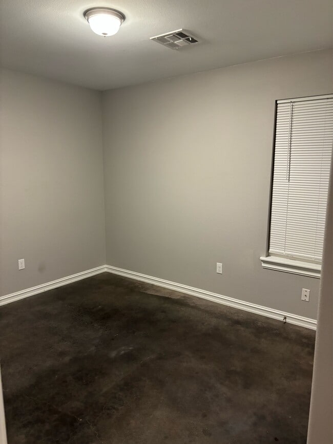 Foto del edificio - 4110 Maple Dr