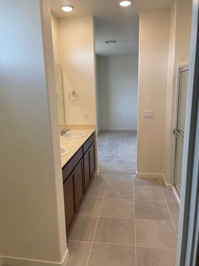 Foto del edificio - Only 1 Resident - Newer Home