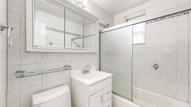 Building Photo - 56-25 Remsen Pl