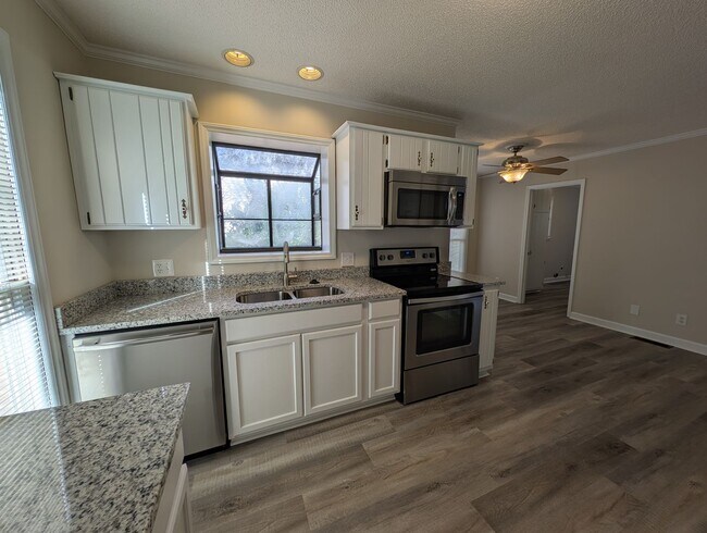 Building Photo - Gorgeous Brick 4 bedroom, 4 bathroom home located in the Farmwood community in Minthill!