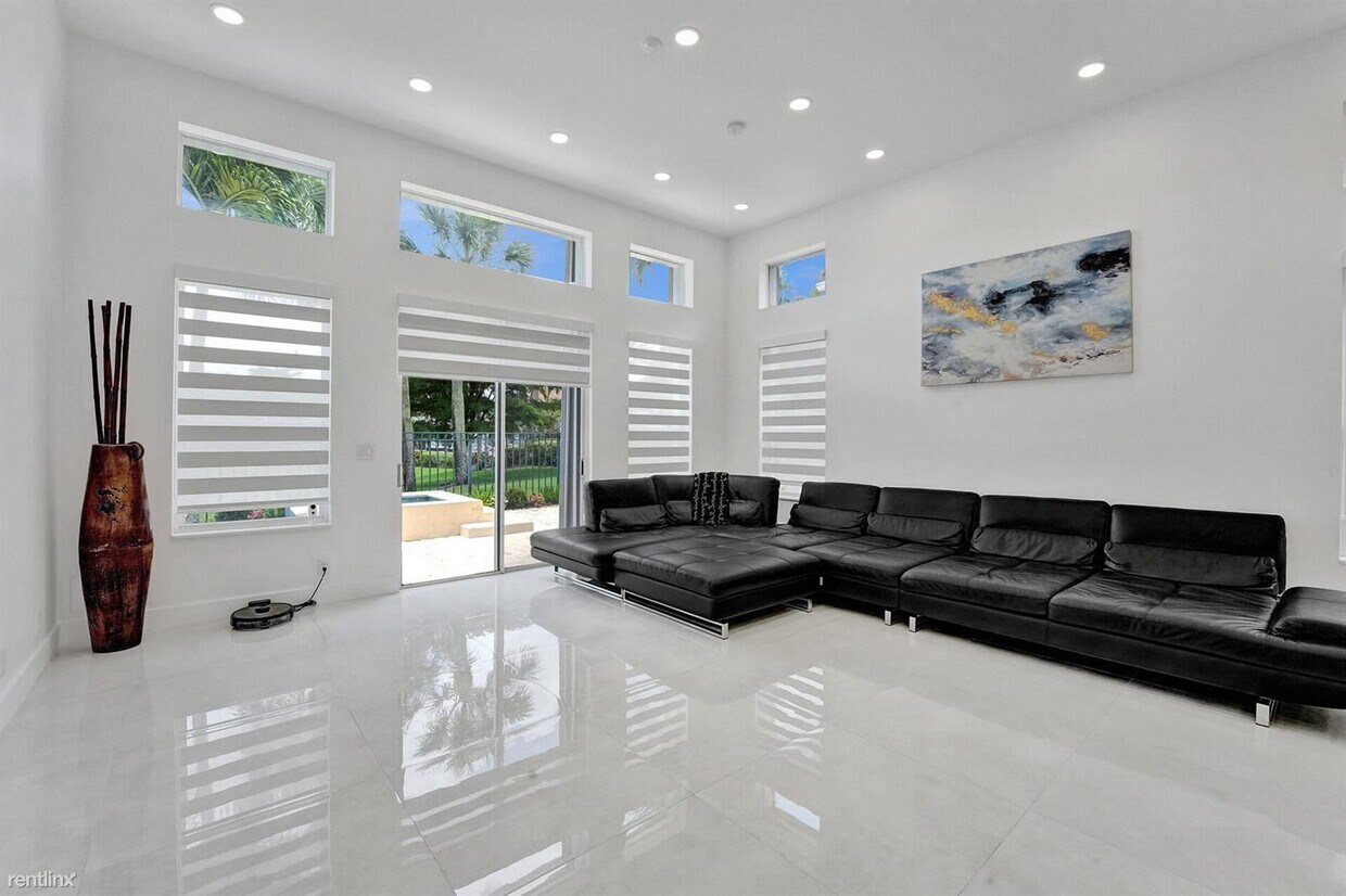 Foto principal - 3 br, 2.5 bath House - 6334 NW 24th St