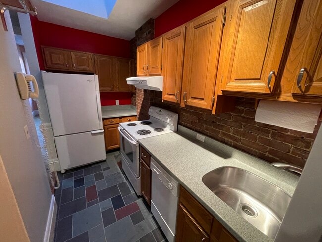 Building Photo - 403 Marlborough St