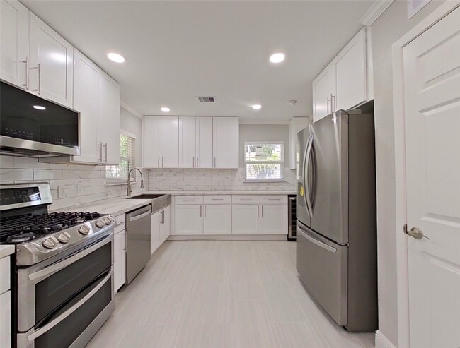 Building Photo - 4947 Poinciana Dr