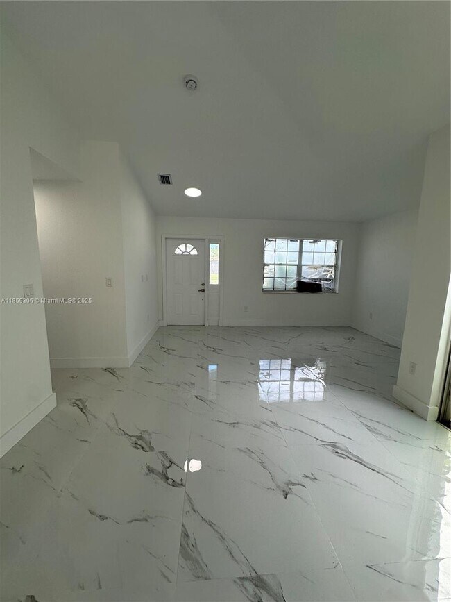 Foto del edificio - 17990 SW 135th Ave