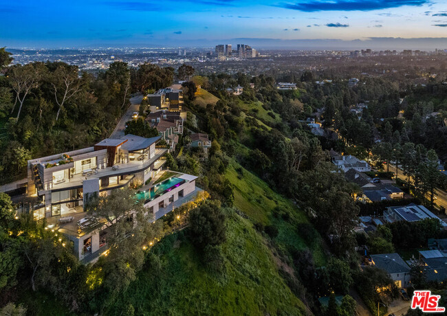 Building Photo - 9420 Readcrest Dr