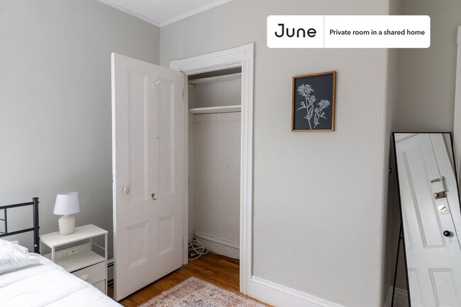 Foto del edificio - Private bedroom in 4 bed/1 bath Home