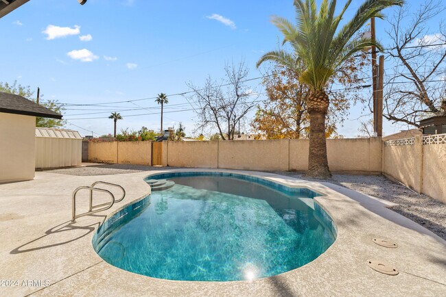 Foto del edificio - 2923 E Earll Dr