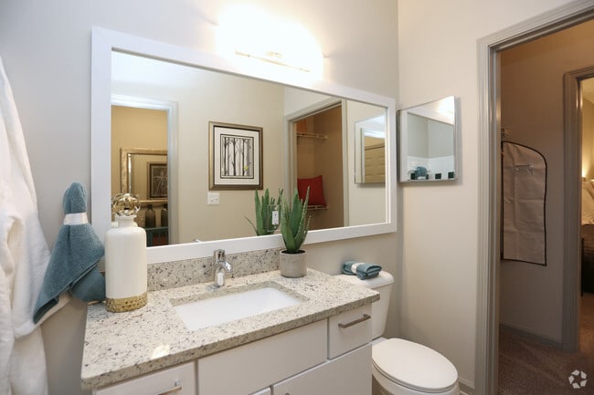 Interior Photo - 1000 Spalding