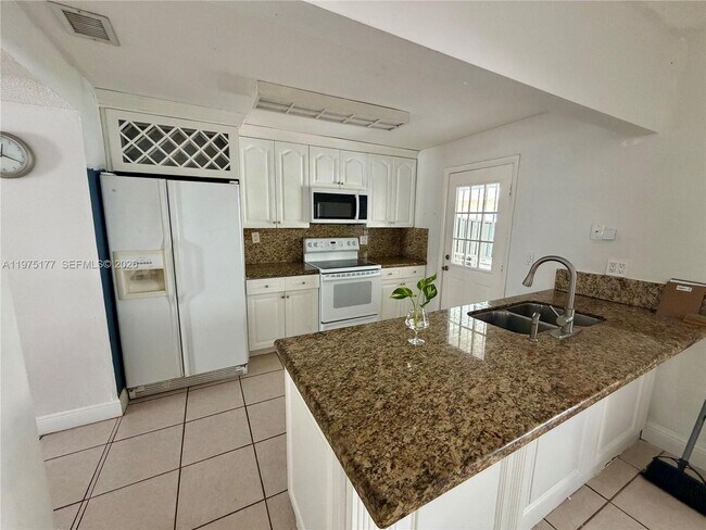 Foto del edificio - 8556 NW 8th St