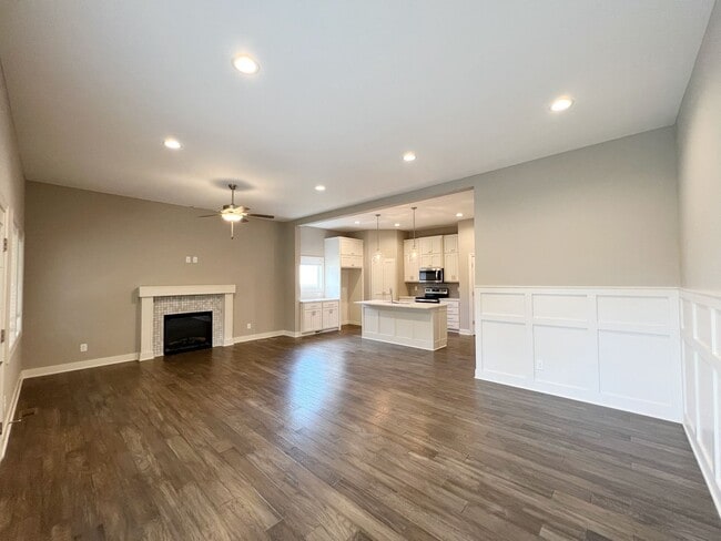 Foto del edificio - SEE IT NOW: Modern 3-Bedroom Townhome with...
