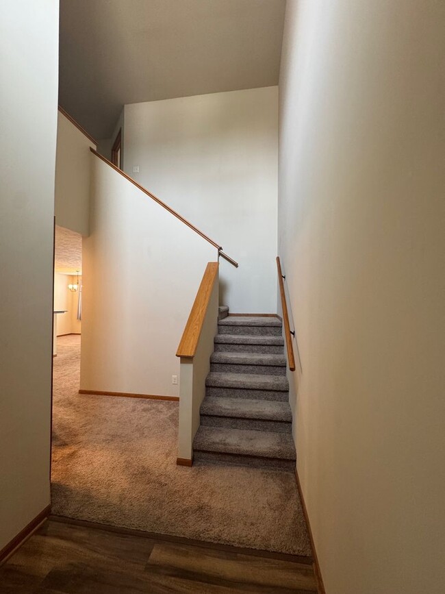 Building Photo - Spacious 3-Bedroom Townhome in Prairie Vil...