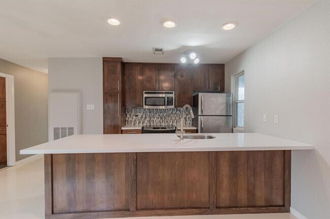 Building Photo - 2450 Ashdale Dr