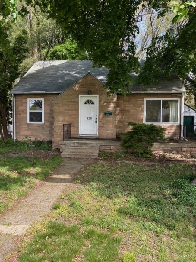 Building Photo - 829 Marcia St SW