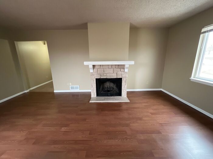 Clean and Spacious 2 bed, 1 bath, 1 car House Rental in