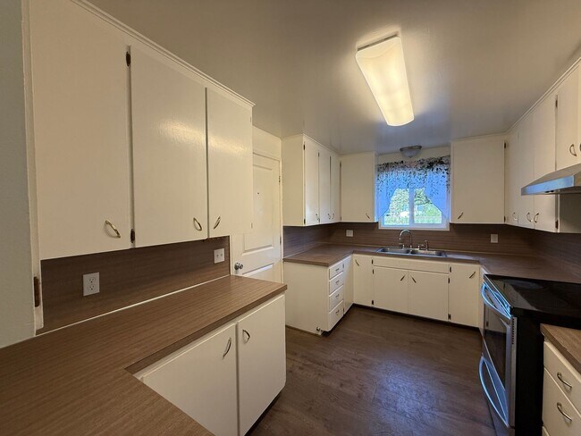 Foto del edificio - 2 Bed, 1 Bath + Bonus Room & Carport - peaceful country living just minutes from town!