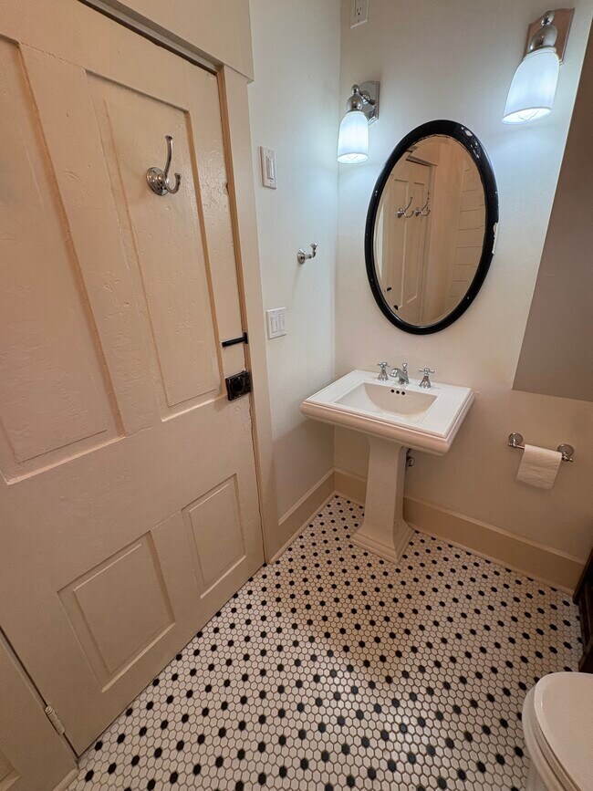 Baño del primer piso - 311 S 3rd St