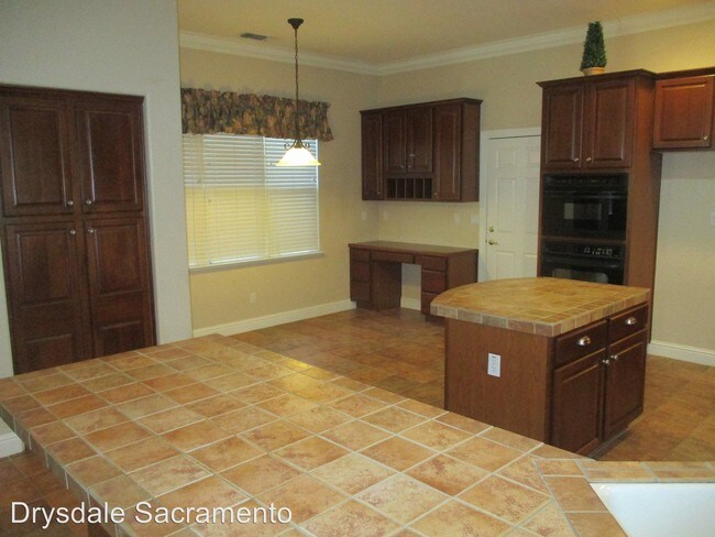 Building Photo - 3 br, 2.5 bath House - 6210 Swan Court