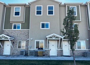 Building Photo - 67 E 700 N