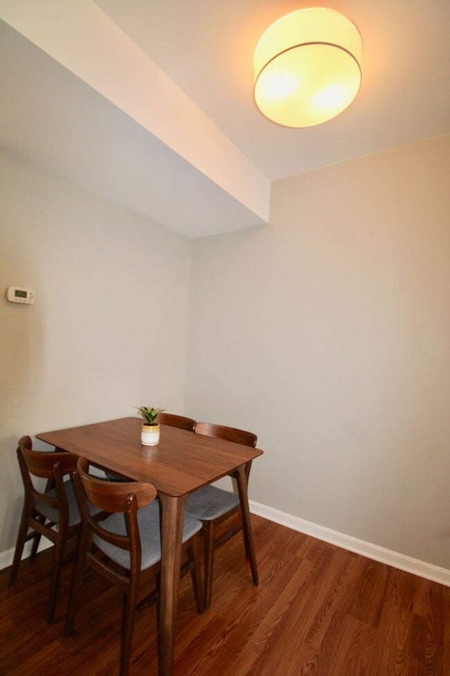 Building Photo - 2 Bedroom Home with Garage!