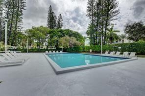 Building Photo - 20100 W Country Club Dr